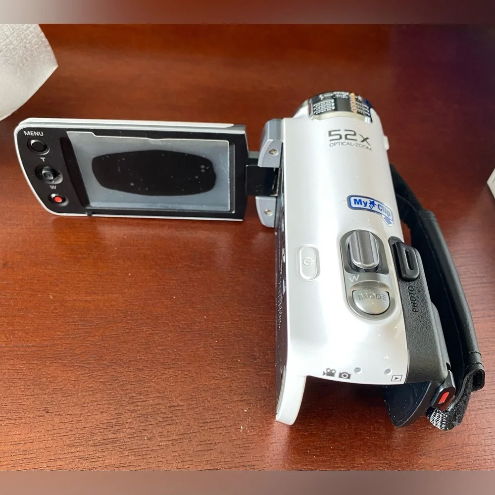 Samsung HMX-F90 HD Camcorder - Picture 10 of 16